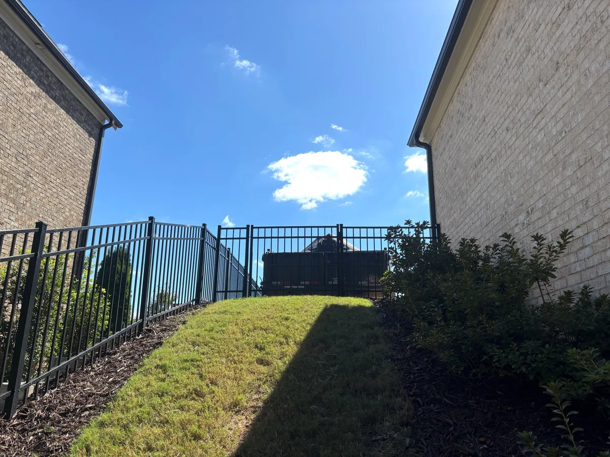 Flat-top aluminum fencing in Roswell